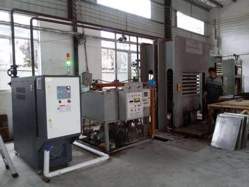 熱壓機(jī)絕緣材料控溫導(dǎo)熱油加熱器使用現(xiàn)場 熱壓機(jī)絕緣材料控溫導(dǎo)熱油加熱器使用現(xiàn)場